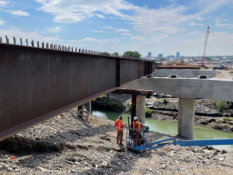 Erecting the steel girders for the new westbound bridge 