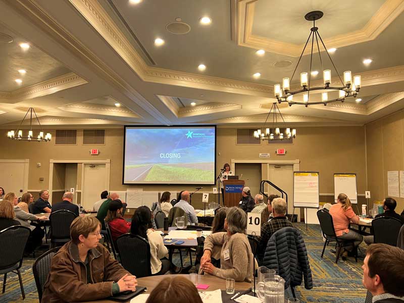 Image of the convention room at the closing of the event.